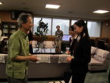 江田環境大臣に挨拶する学生